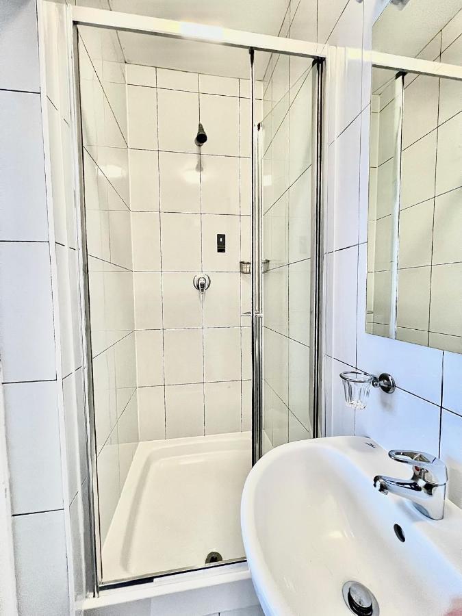 Vierbettzimmer mit eigenem Bad