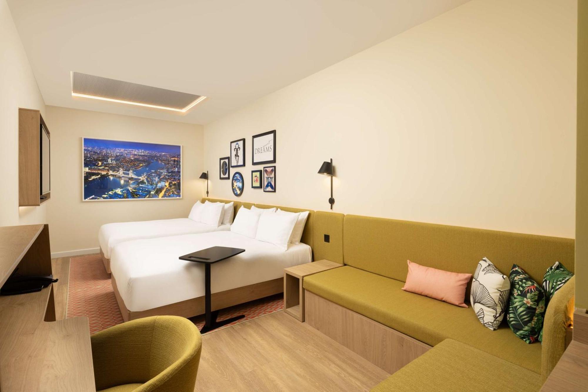 Zimmer mit 2 Queensize-Betten ohne Fenster