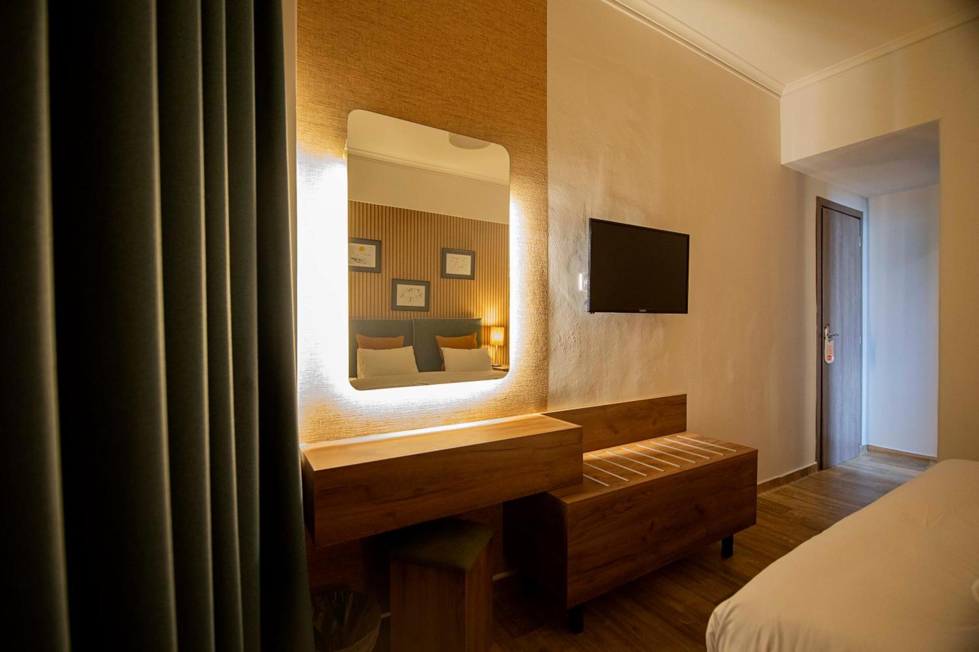 Doppel-/Zweibettzimmer mit seitlichem Meerblick