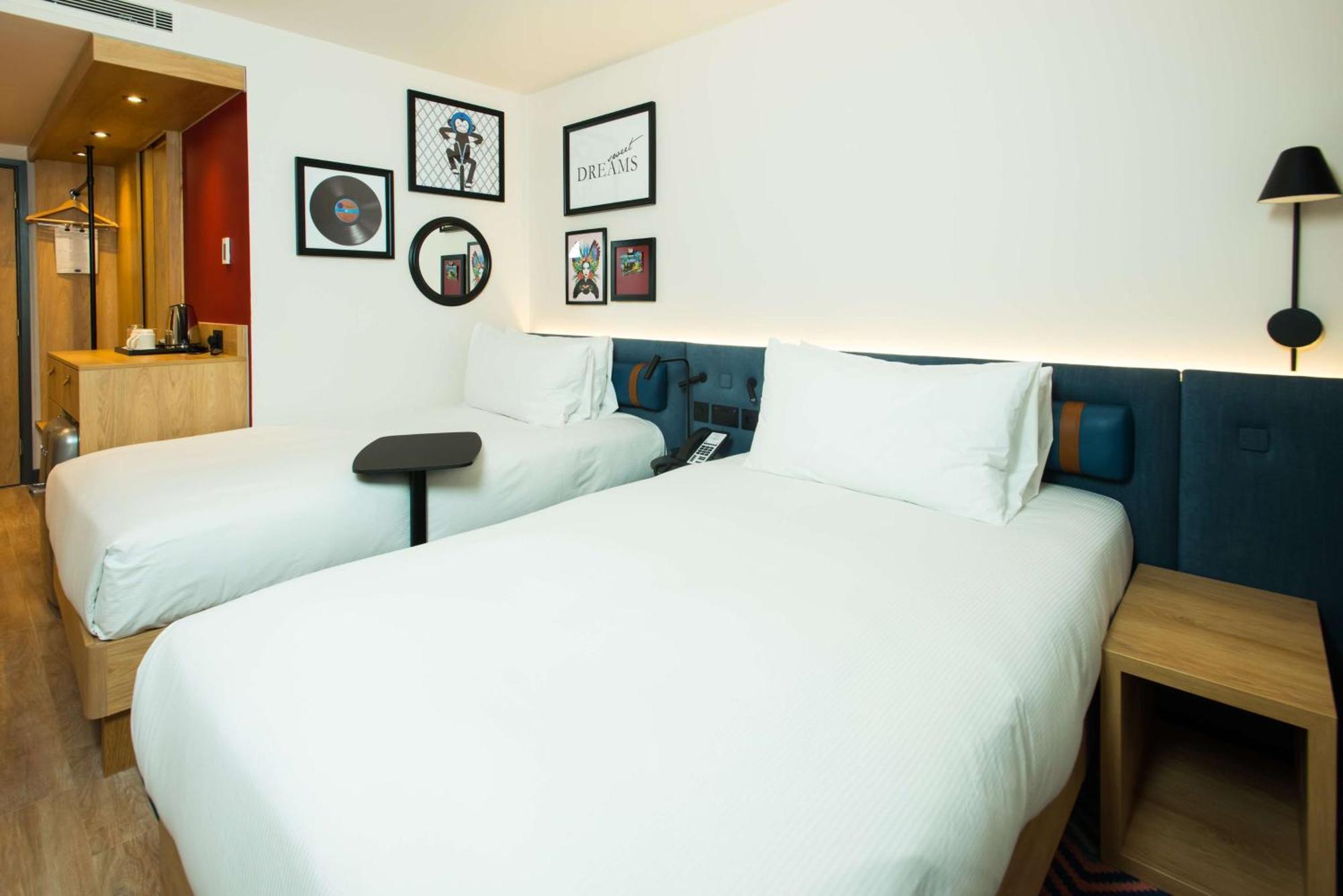 Zimmer mit Queensize-Bett und Schlafsofa