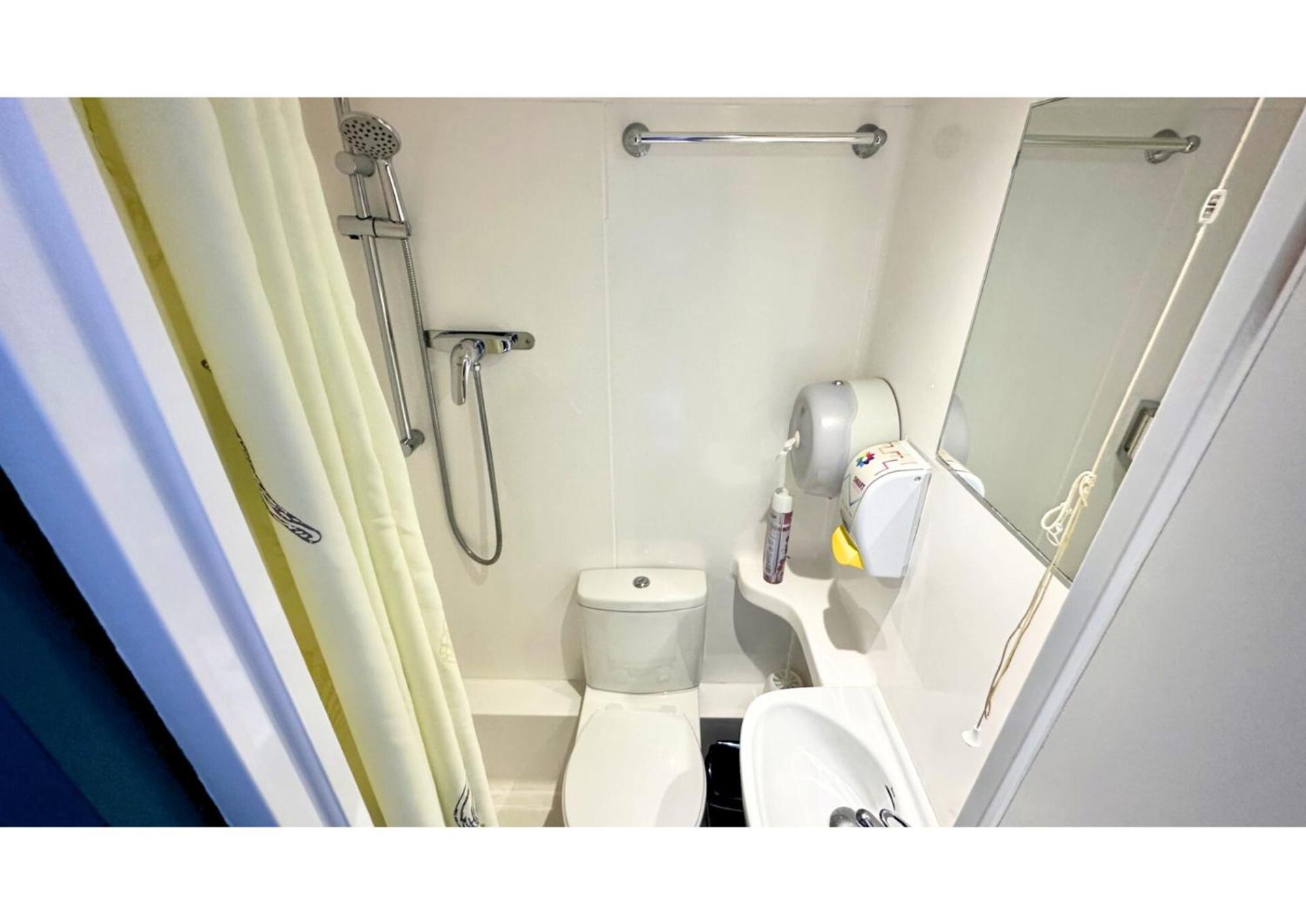 Bed in 4-Bed Mixed Dormitory Room with Private Bathroom (18-45 Years)