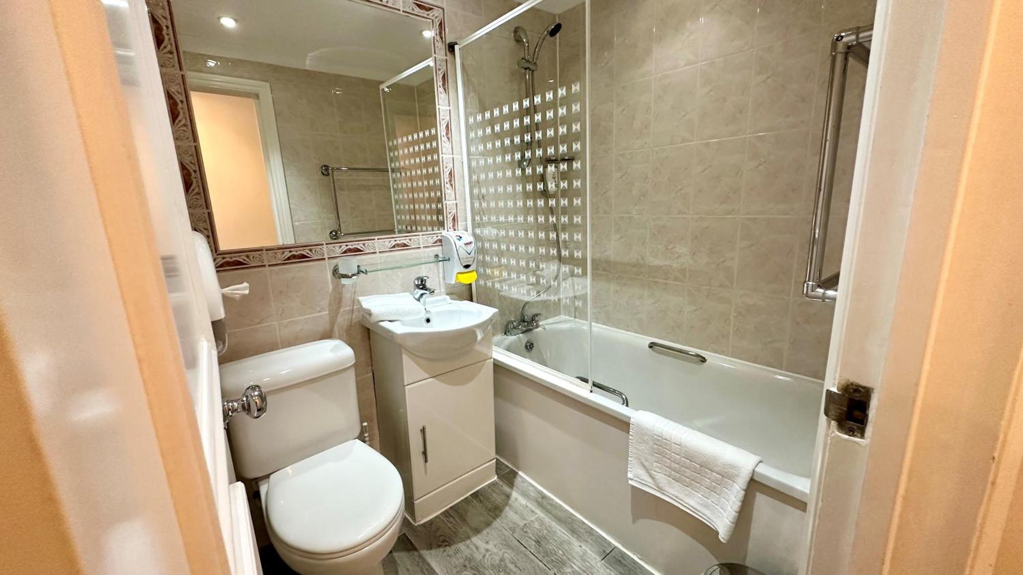 Private 4-Bed Mixed Dormitory Room Ensuite Bathroom,1572654641:JPEG
