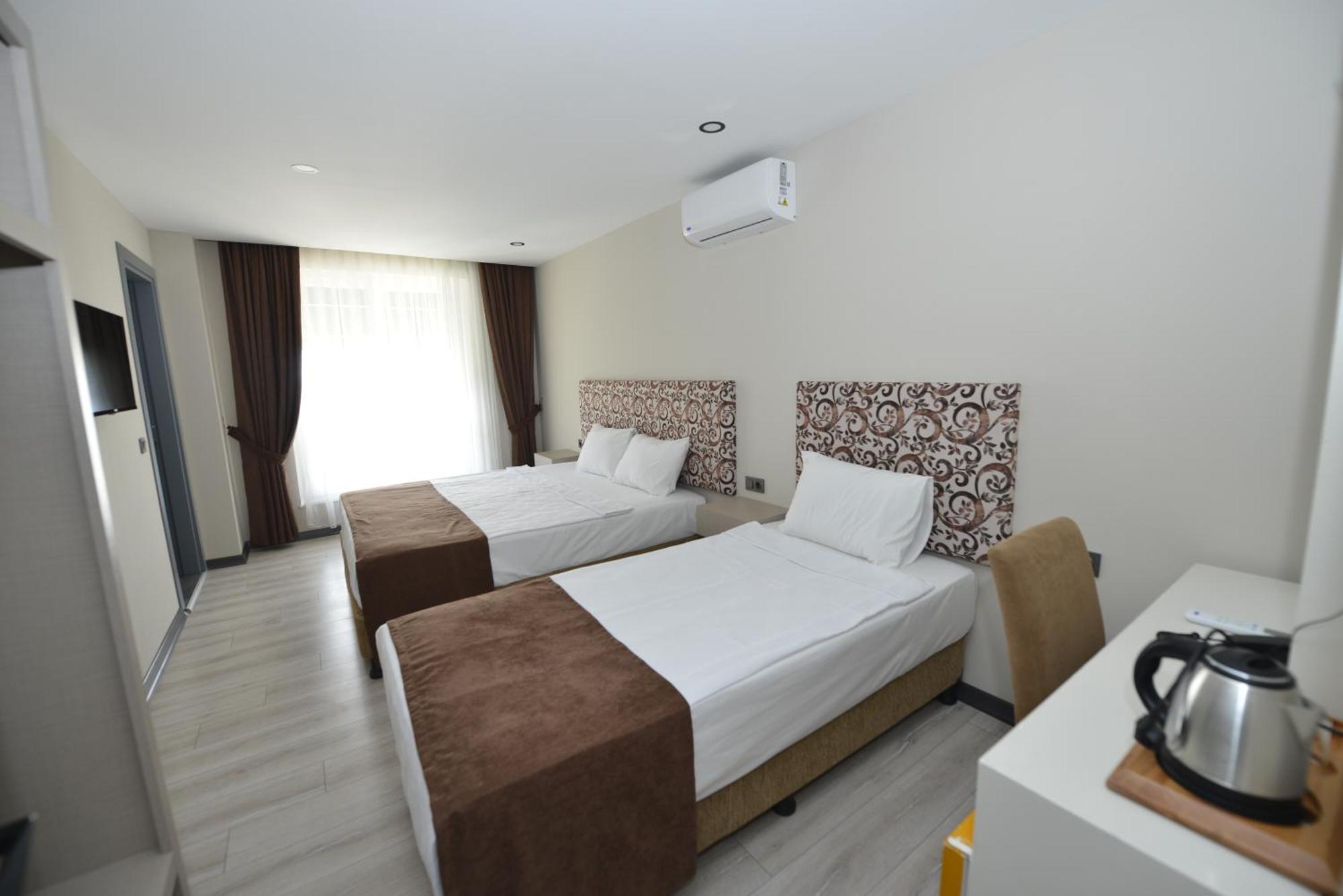Dreibettzimmer mit Stadtblick