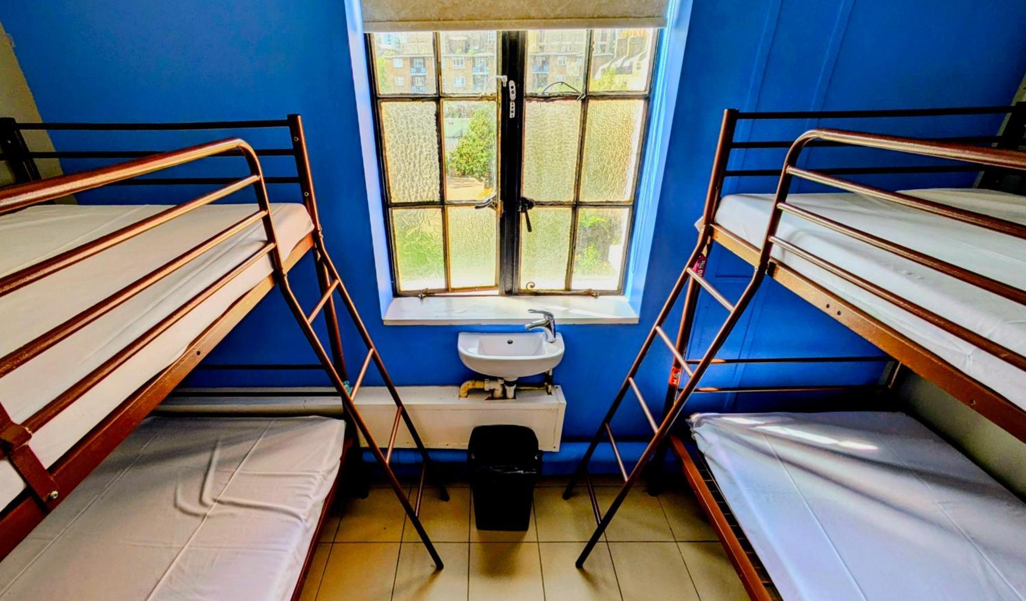 Privates Familienzimmer mit 4 Betten und Gemeinschaftsbad