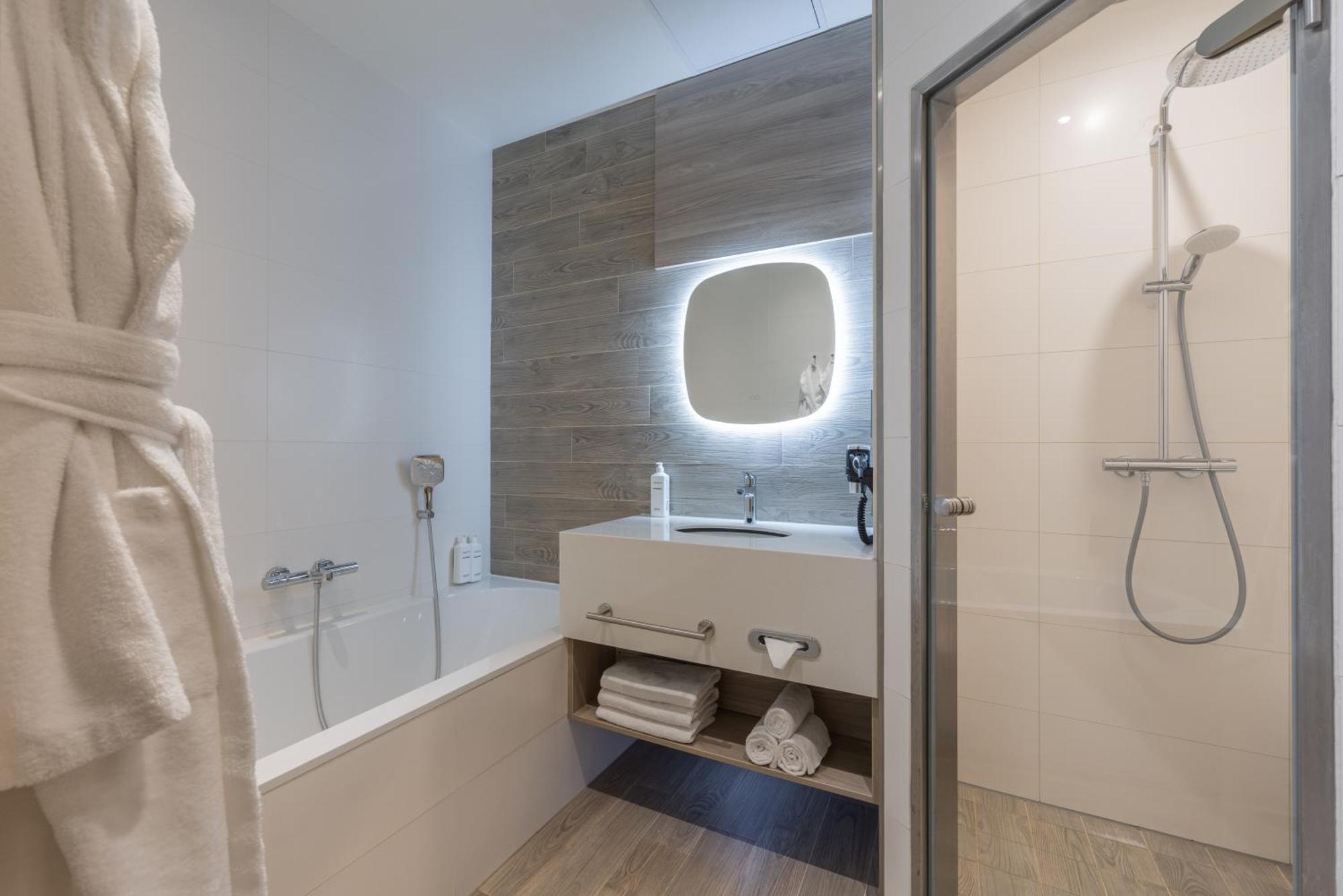 Deluxe King Room Bathtub & Steam Shower