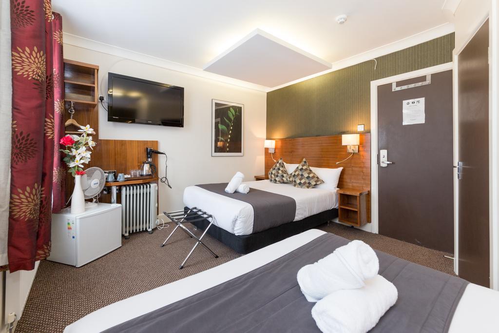 Quadruple Room Private Bathroom