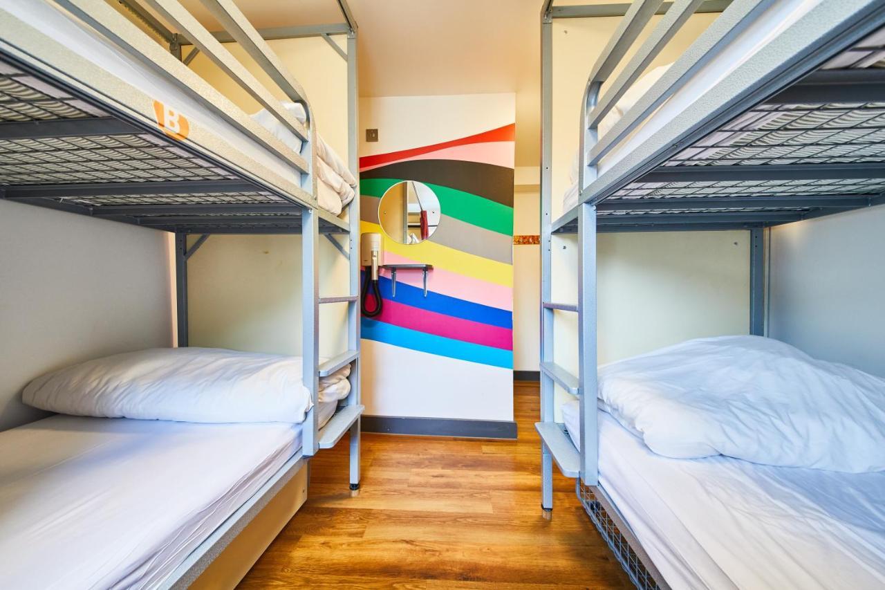Einzelbett im gemischten Vier-Bett-Schlafsaal mit eigenem Bad