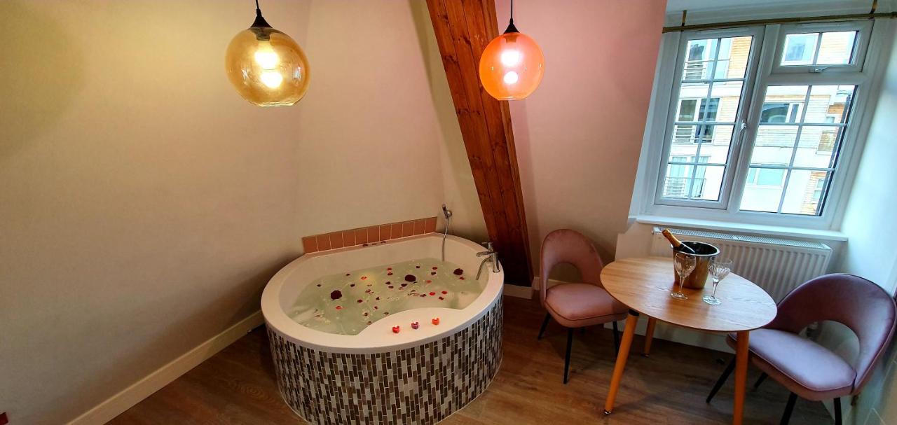 Deluxe Suite mit Whirlpool-Badewanne
