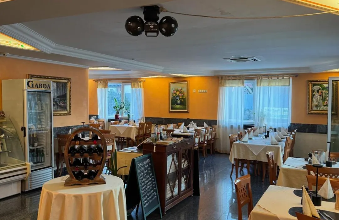 Hotel & Restaurant Garda-1