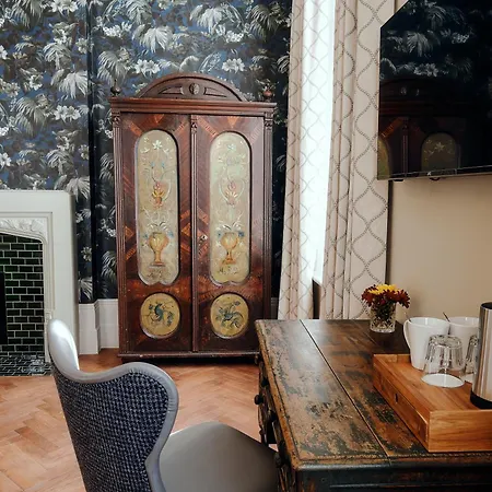 The Black Lion Pub & Boutique Guesthouse-2