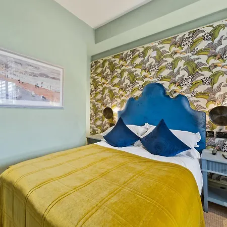 Vancouver Hotel & Studios-2
